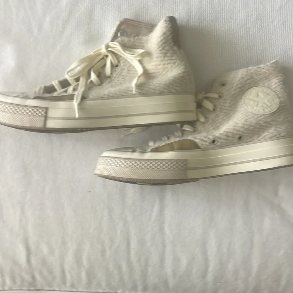 NWOB CONVERSE CHUCK 70 Cozy High-top Sneakers Size 8.5 beige fuzzy fabric - Picture 3 of 11